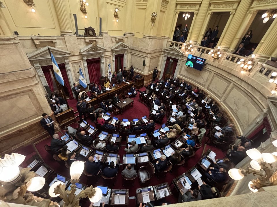 Patricia Bullrich junto a senadores de La Libertad Avanza durante el debate por la reforma laboral