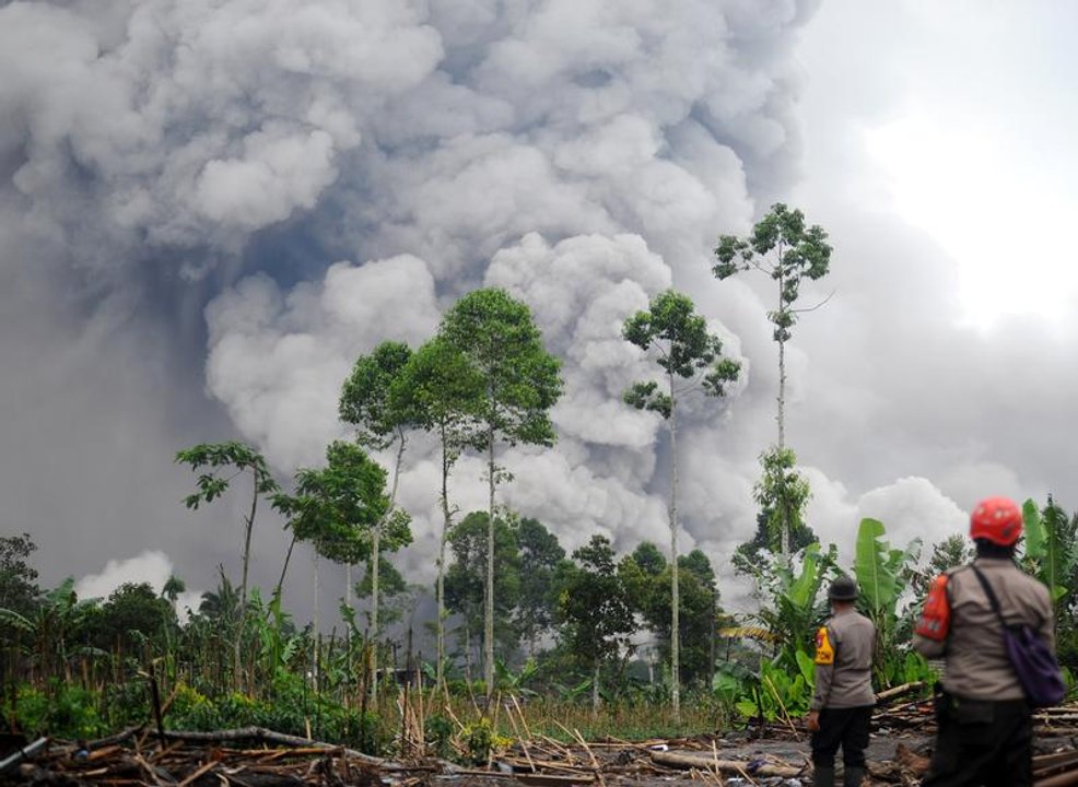 Columna de ceniza sobre el Monte Semeru en erupción