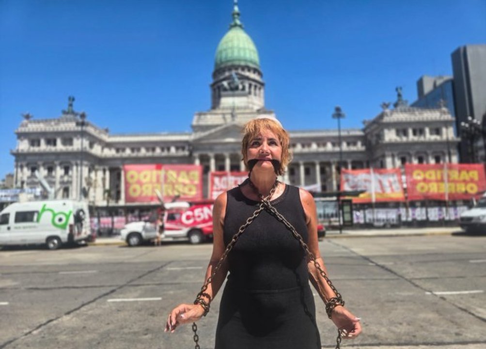 Nancy Pazos encadenada frente al Congreso en protesta por la reforma laboral
