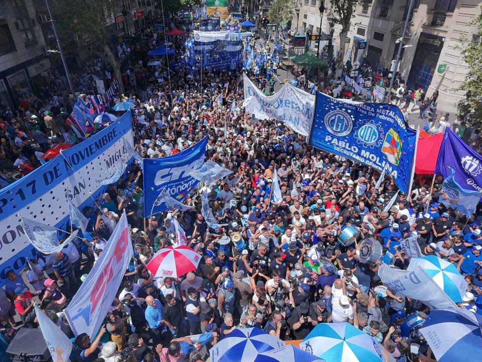 Manifestantes y presencia sindical frente al Congreso de la Nación