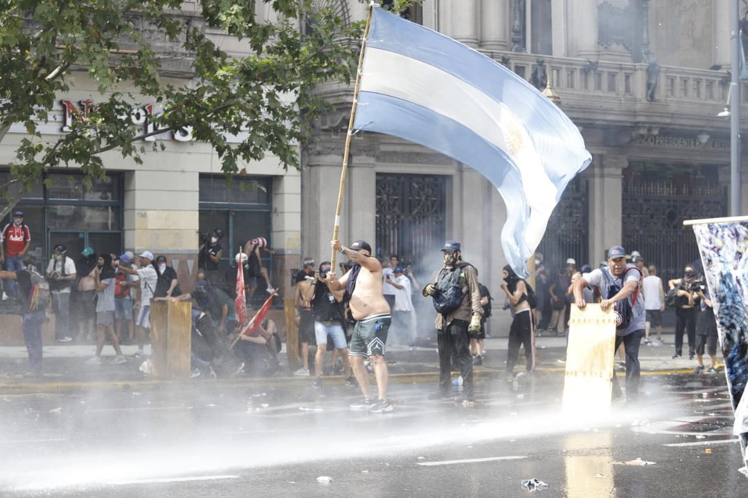 Incidentes y enfrentamientos frente al Congreso durante el debate por la reforma laboral