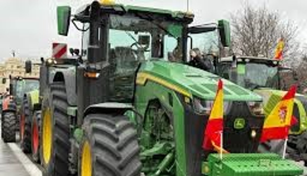 Tractores y agricultores protestando en el centro de Madrid