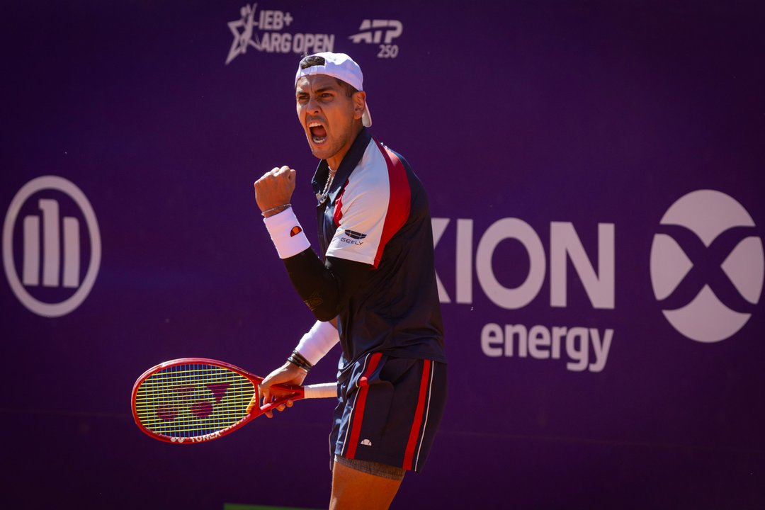Alejandro Tabilo celebra su victoria ante Joao Fonseca en el Argentina Open