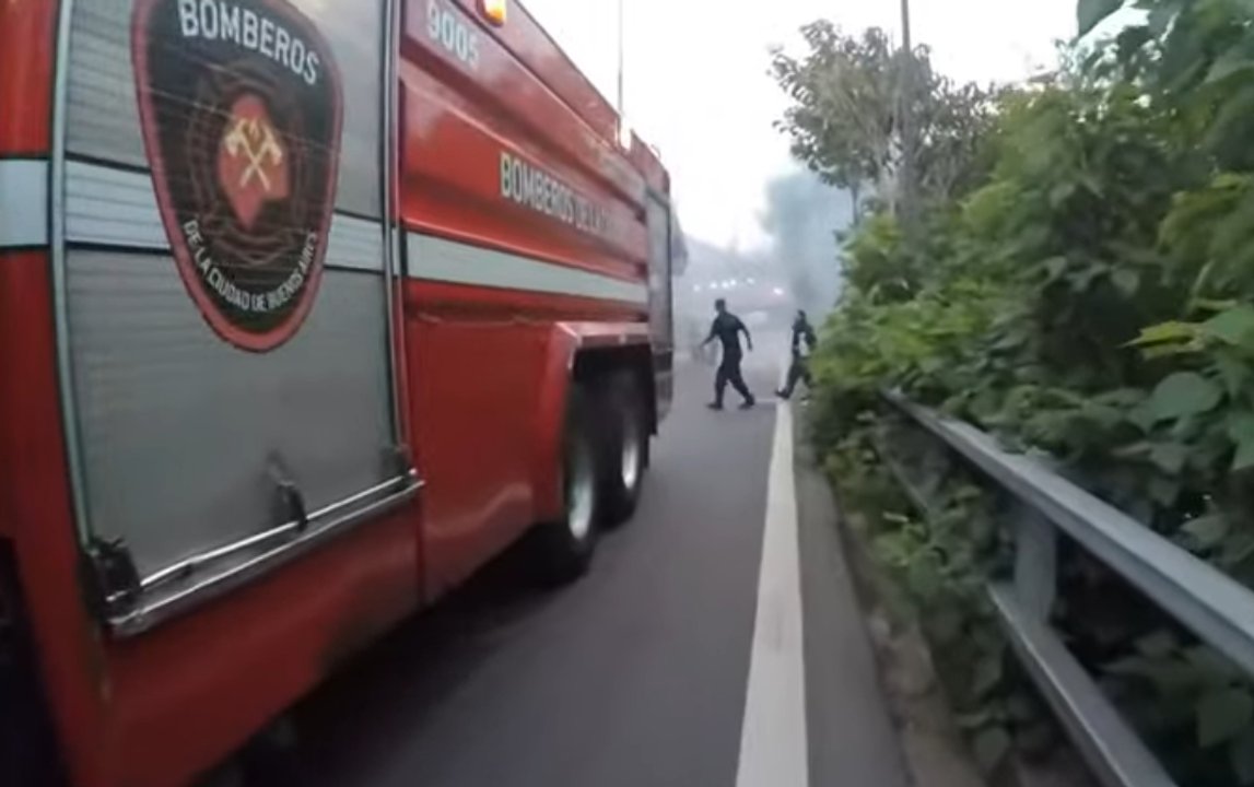 Operativo de bomberos en la Autopista 25 de Mayo