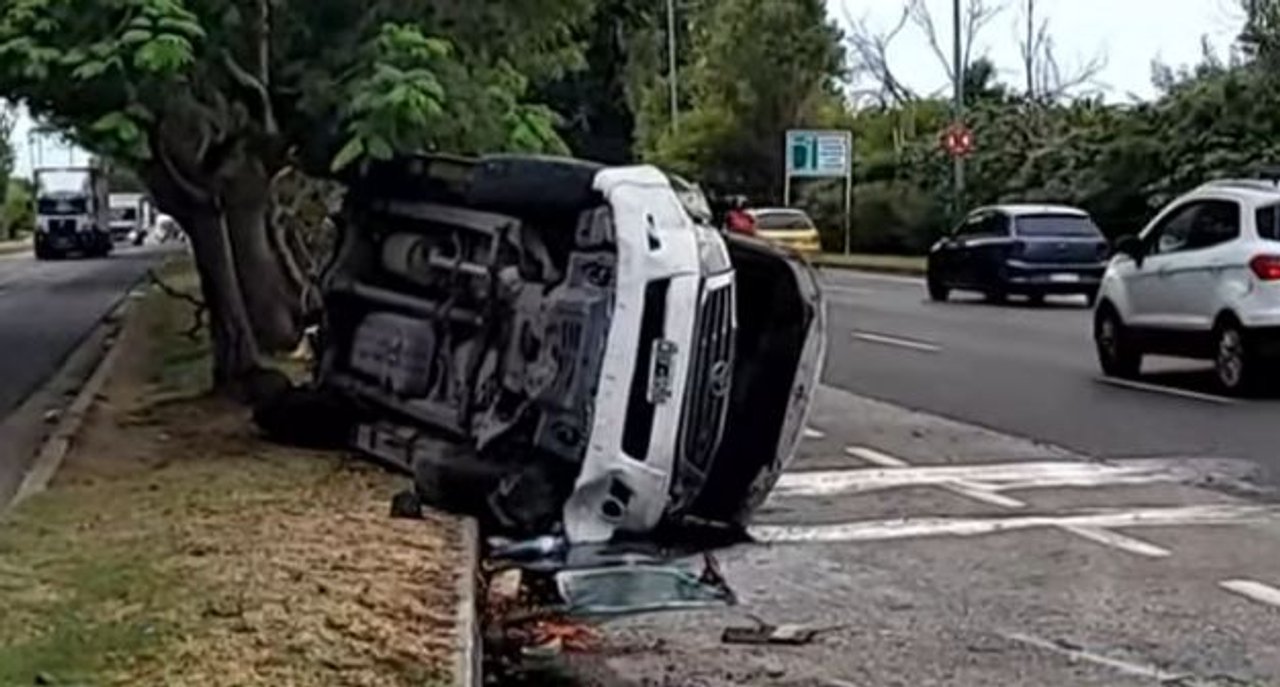 Camioneta volcada tras un choque en Villa Soldati