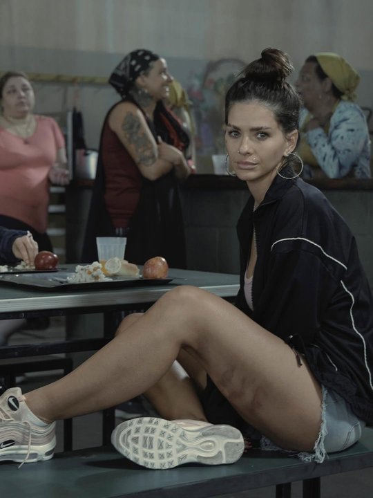 Eugenia la China Suárez caracterizada como Nicole en la serie En el barro