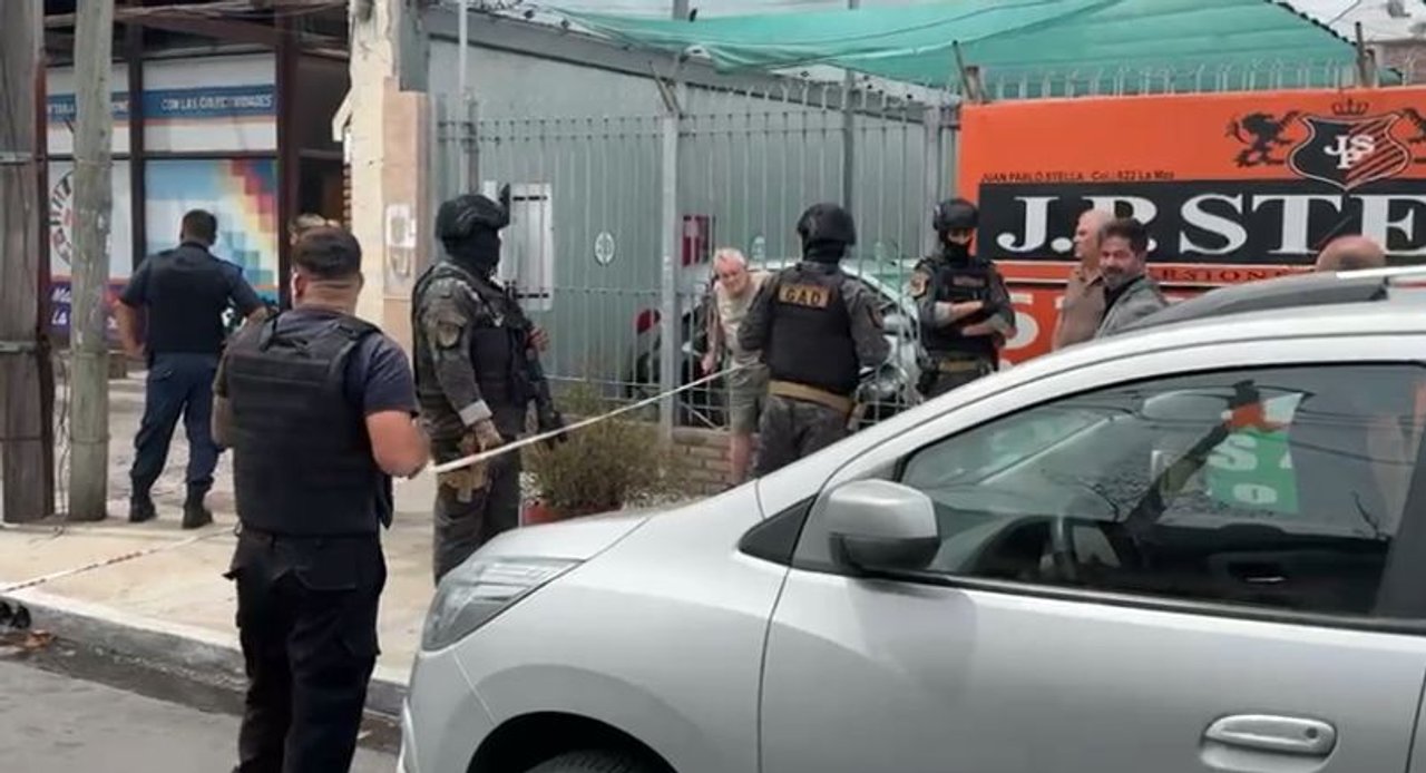Operativo policial en estacionamiento privado de San Justo
