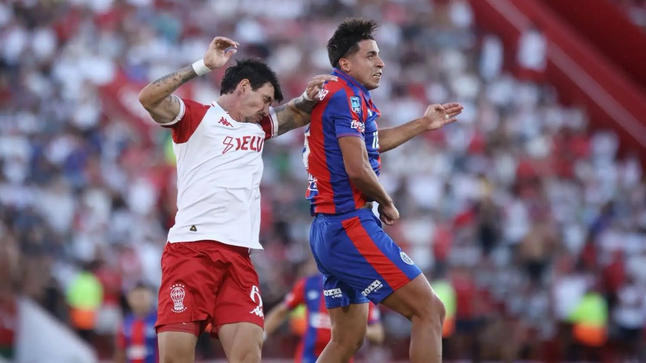 Alexis Cuello celebra un gol con la camiseta de San Lorenzo