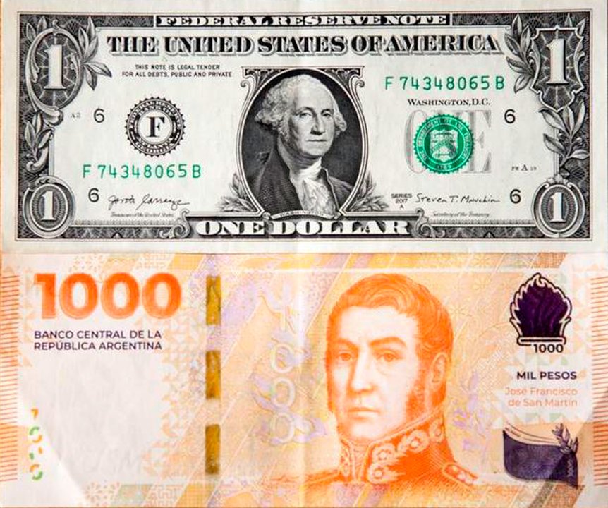 Billetes de pesos argentinos y dólares estadounidenses