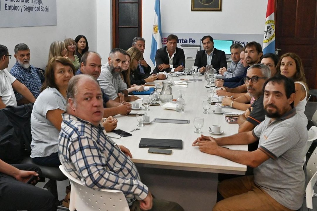 Maximiliano Pullaro durante las negociaciones salariales en Santa Fe