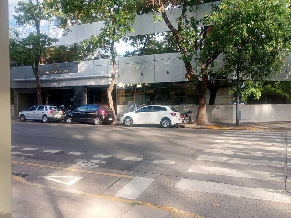 Fachada vidriada de la sede de la droguería Suizo Argentina en Belgrano