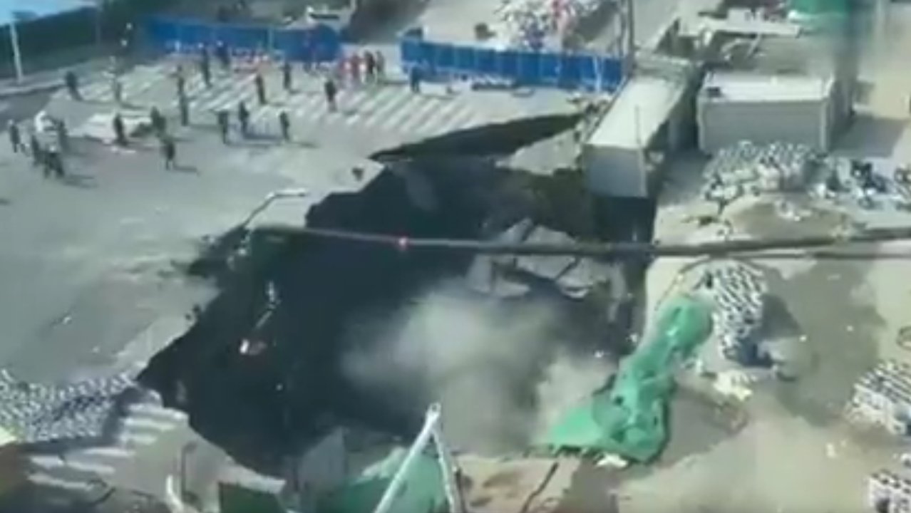 Hundimiento de una calle en Shanghái durante obras del subte