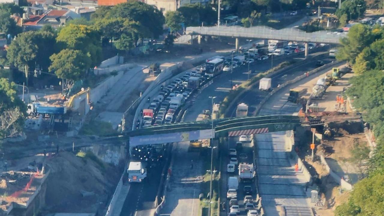 Operativo de emergencias en la autopista Dellepiane tras un choque entre motos