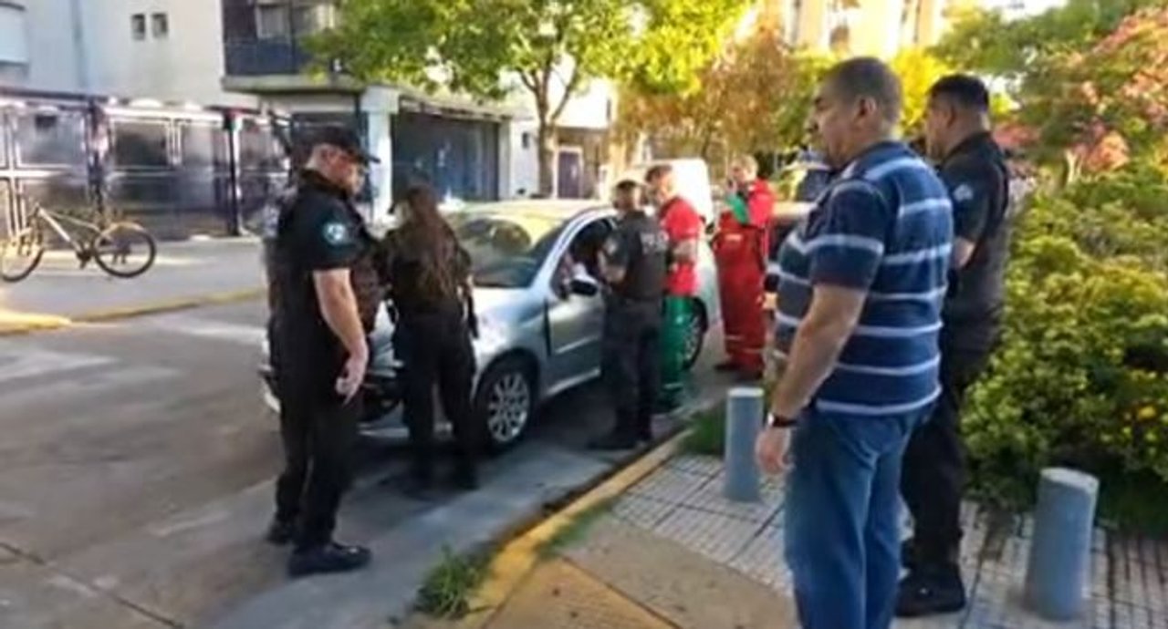 Patrullero y ambulancia en un operativo por choque en Villa Lugano