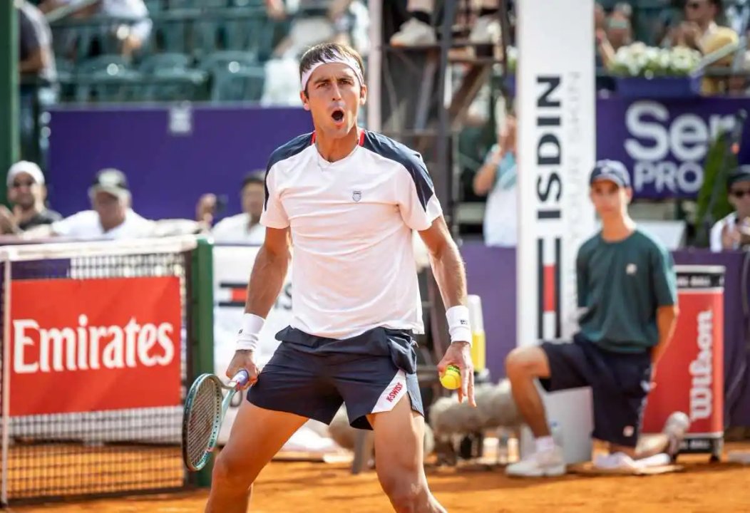 Tomás Etcheverry celebra su triunfo en el Argentina Open