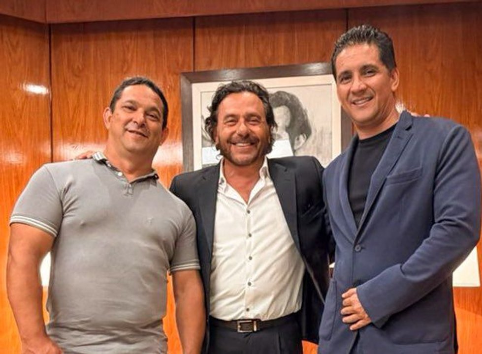 Gustavo Sáenz junto a los diputados Claudio Álvarez y Gerardo González