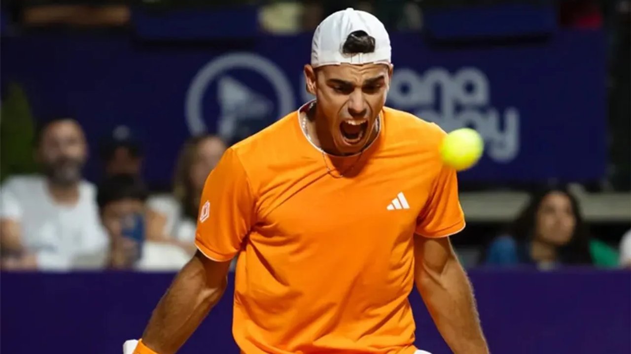 Francisco Cerúndolo en acción en el Argentina Open