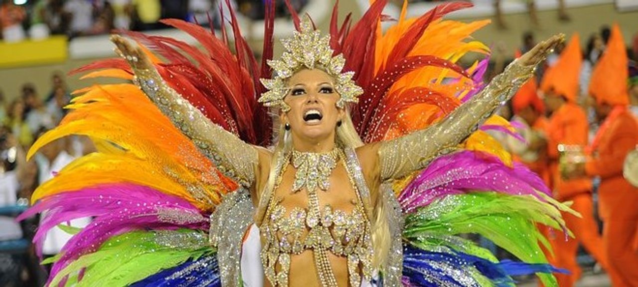Desfile de carnaval en Brasil con escolas de samba y público