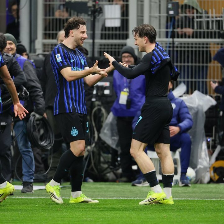 Inter festeja el triunfo ante Juventus en el Giuseppe Meazza
