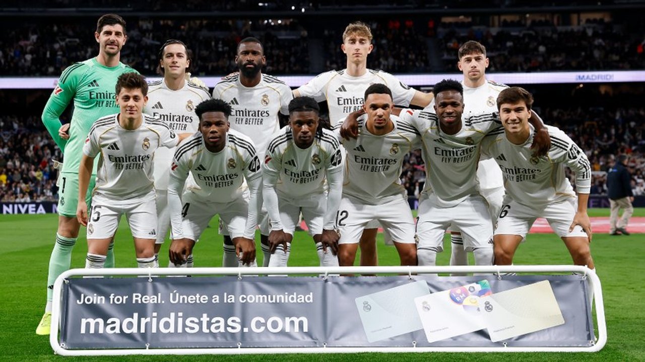 Real Madrid celebra uno de los goles ante Real Sociedad en el Bernabéu
