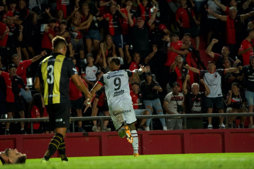Colón celebra su triunfo ante Deportivo Madryn en el debut de la Primera Nacional