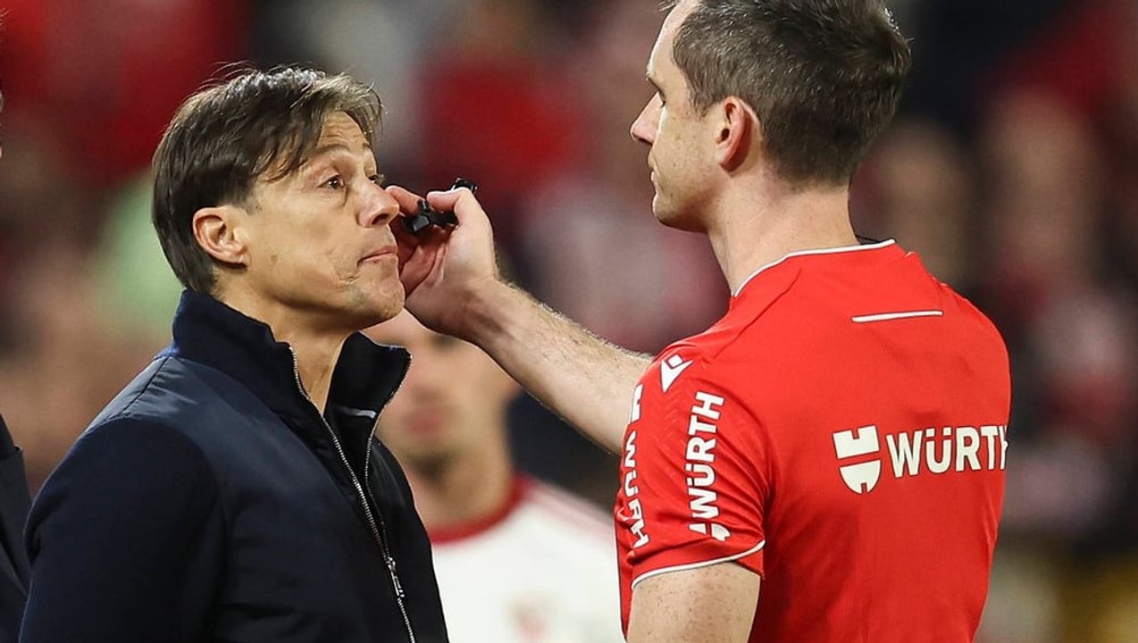 Matías Almeyda se retira del campo tras ser expulsado en Sevilla-Alavés