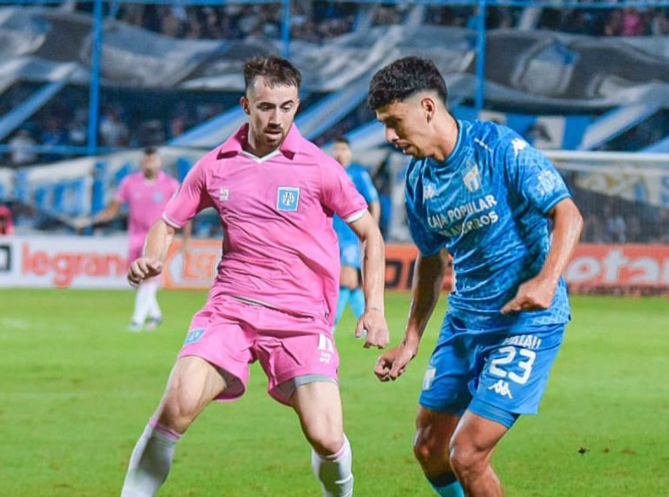Atlético Tucumán celebra la goleada ante Estudiantes de Río Cuarto