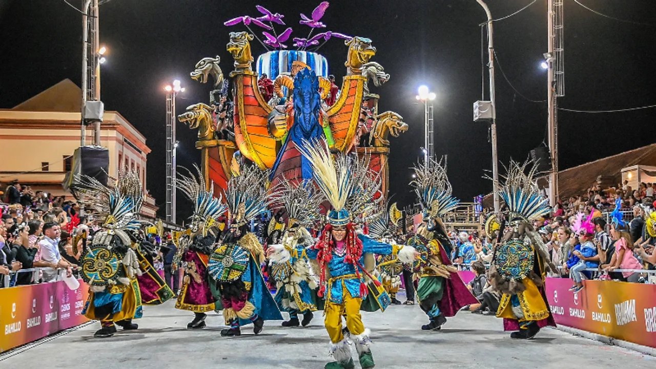 Comparsa de Carnaval celebrando en Argentina