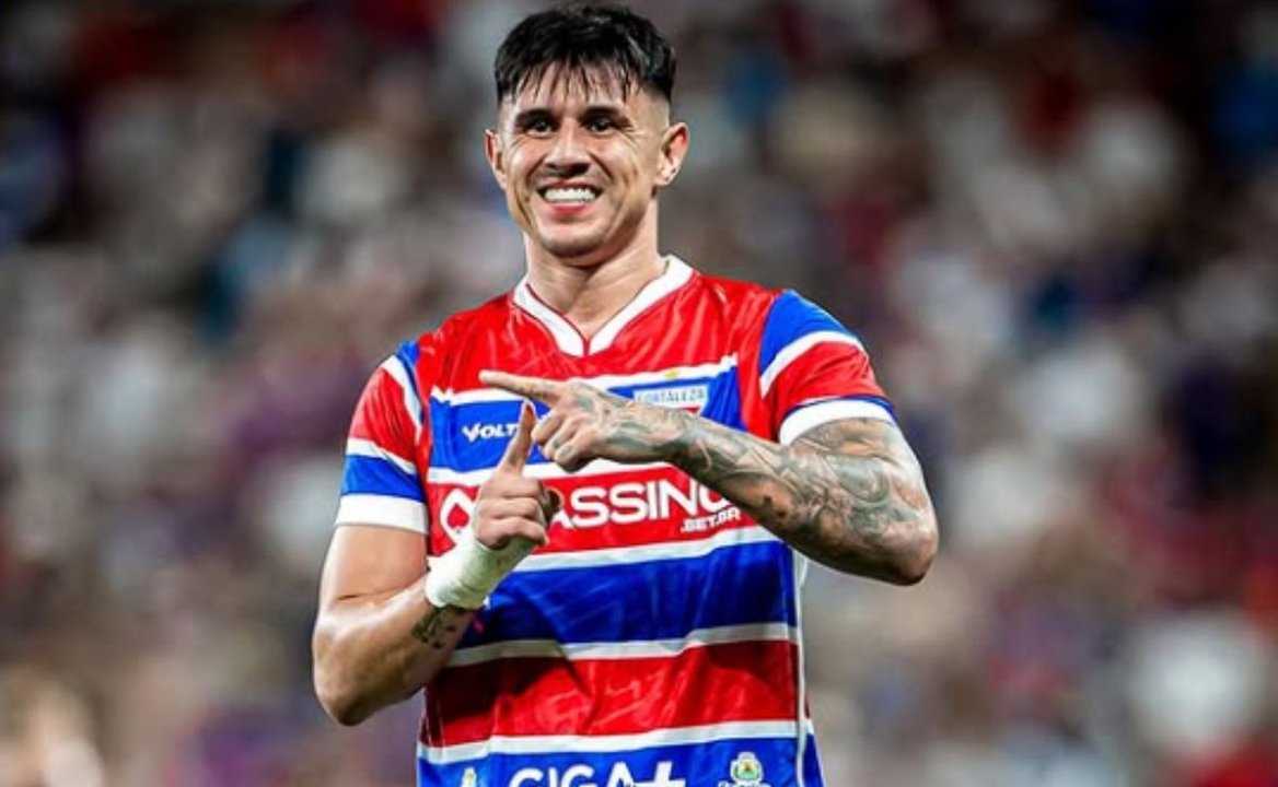 Adam Bareiro celebra con el Topo Gigio en Fortaleza