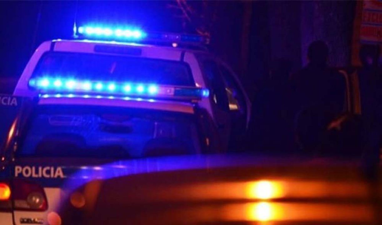 Patrullero policial en una escena nocturna