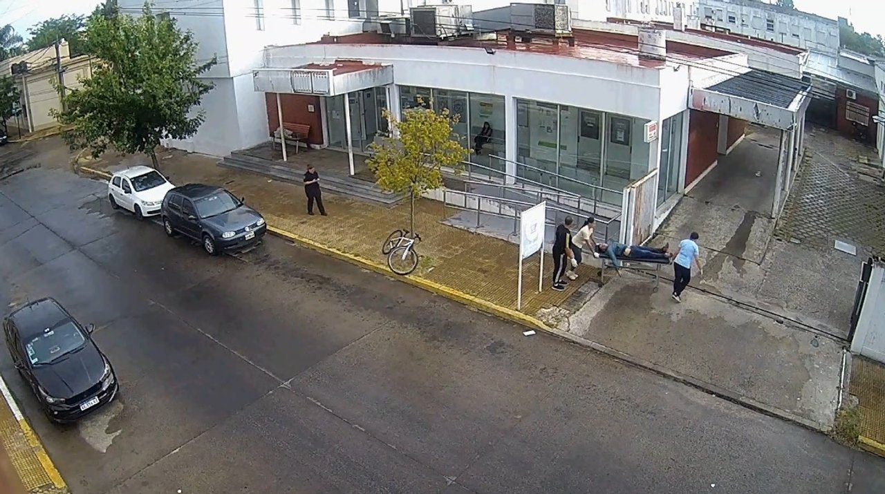 Patrullero policial y cinta de seguridad en un operativo nocturno en Ensenada