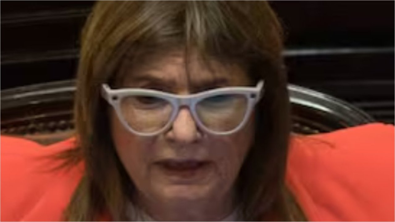 Patricia Bullrich utilizando anteojos Ray-Ban inteligentes en el Senado