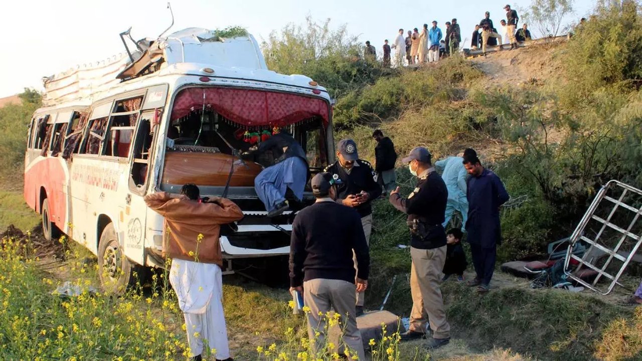Trabajos de rescate tras el choque entre un autobús y un tráiler en Sindh, Pakistán