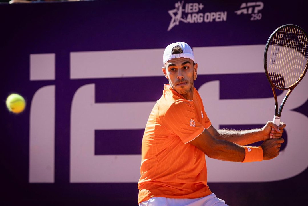 Francisco Cerúndolo levantando el trofeo del Argentina Open