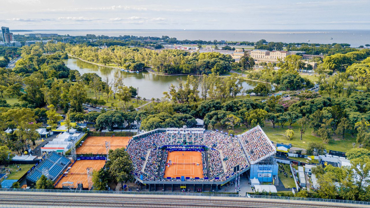 Francisco Cerúndolo levantando el trofeo del Argentina Open en Buenos Aires