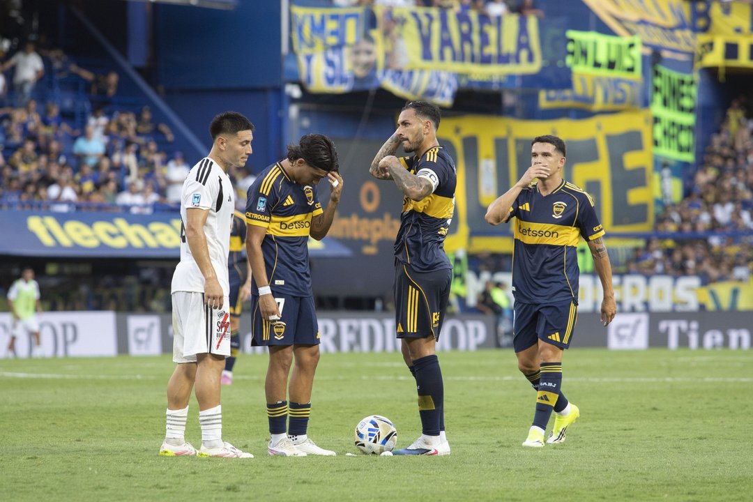 Planteles de Boca y Platense se enfrentan en la Bombonera