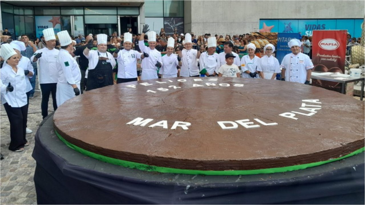 Alfajor gigante en la explanada del Museo MAR en Mar del Plata