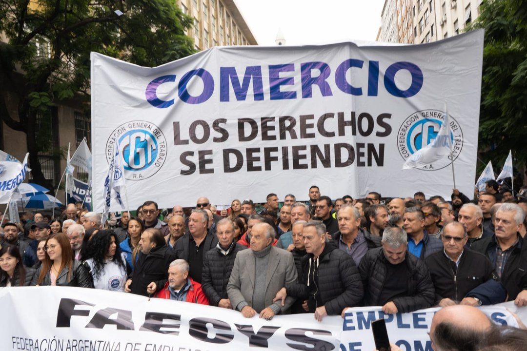 Dirigentes sindicales industriales en conferencia de prensa