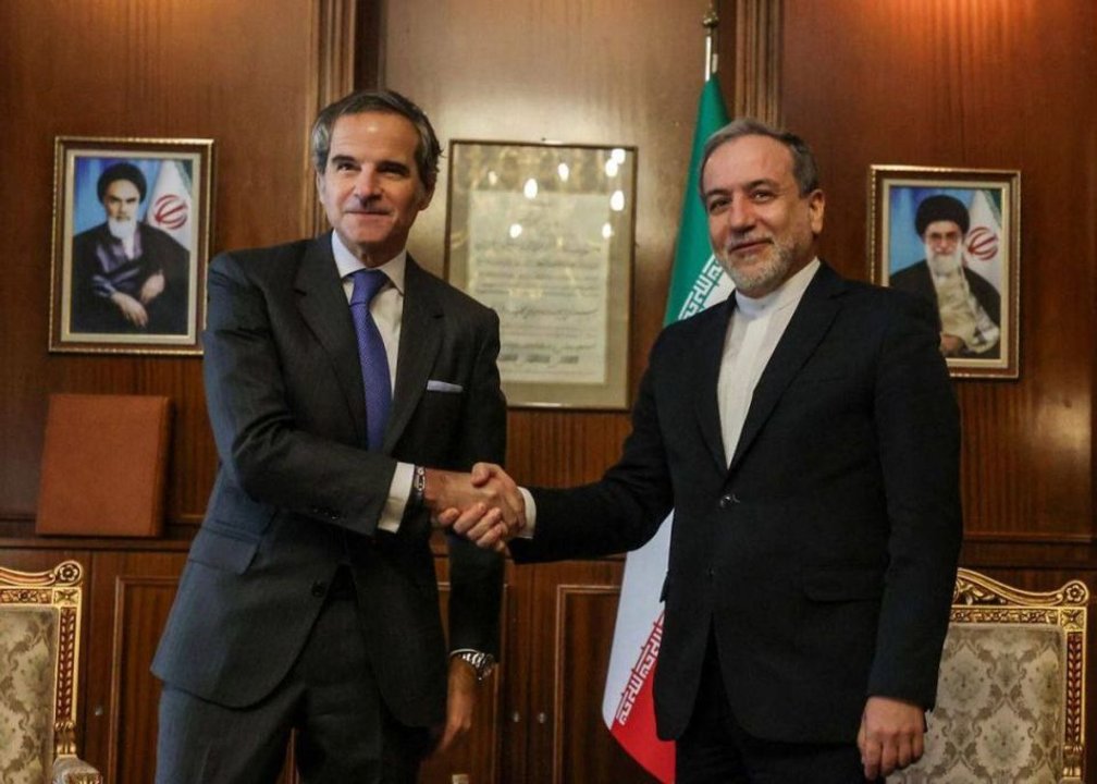 El director del OIEA Rafael Grossi reunido con el canciller iraní en Ginebra