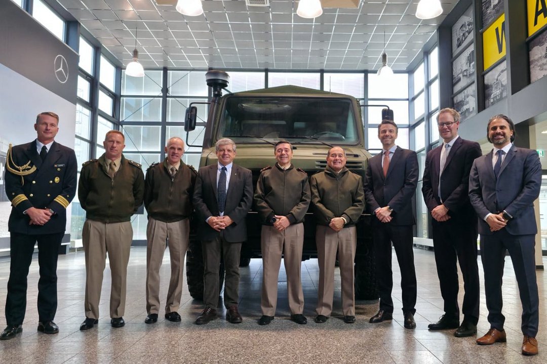 El ministro Carlos Presti junto a un camión militar Unimog 4000 en Alemania