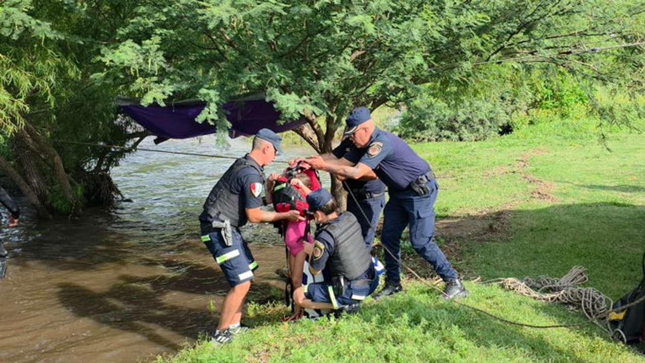 Córdoba: rescataron a un seis adultos y dos menores ante la creciente del río Córdoba: rescataron a un seis adultos y dos menores ante la creciente del río