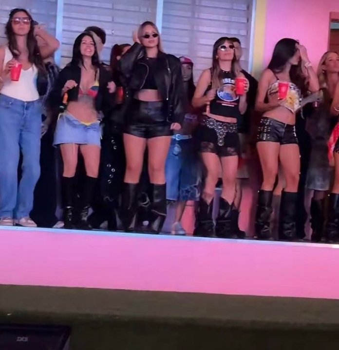 Bad Bunny en el escenario con su estructura ‘La Casita’ en River