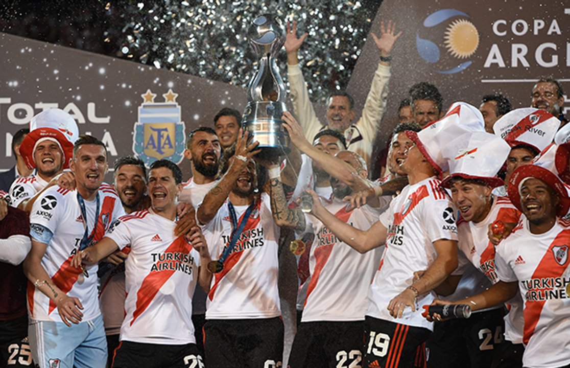 Plantel de River Plate en la previa de un partido de Copa Argentina