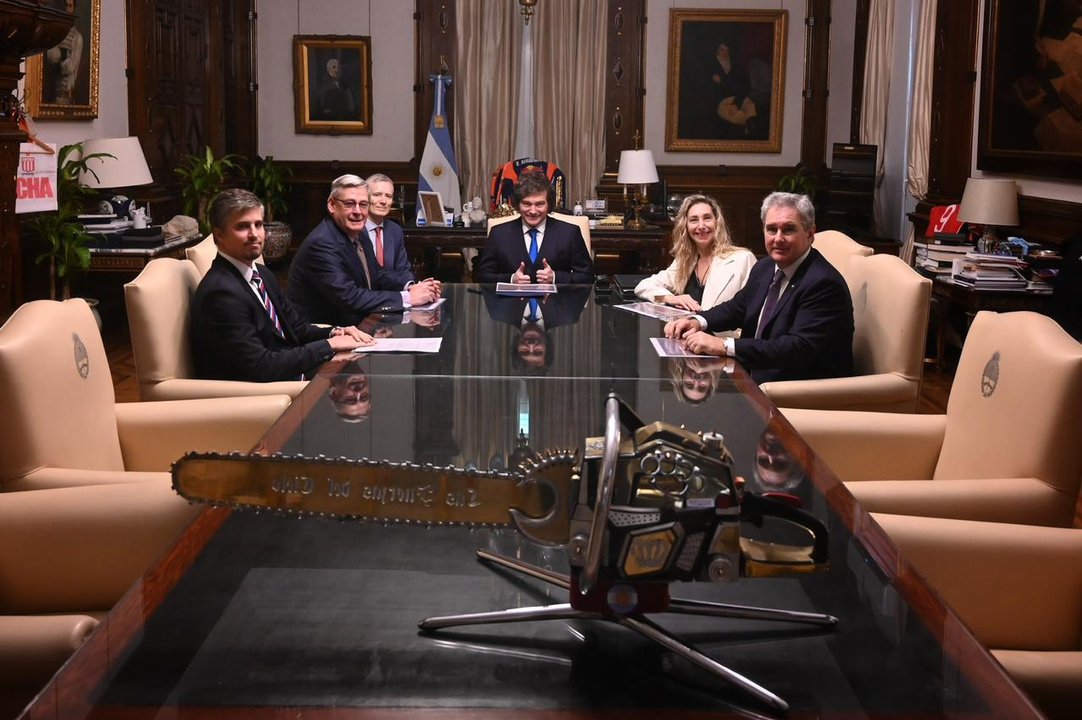 Javier Milei reunido con directivos de Vicuña Corp. en Casa Rosada