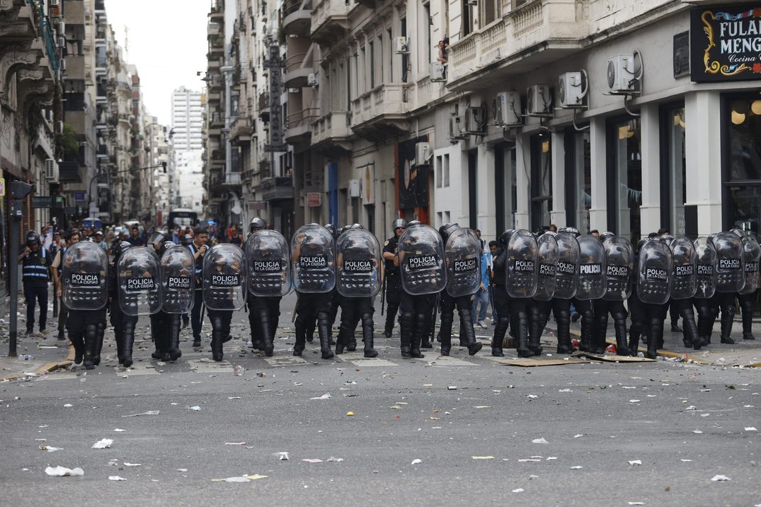 Manifestantes y operativo de seguridad alrededor del Congreso