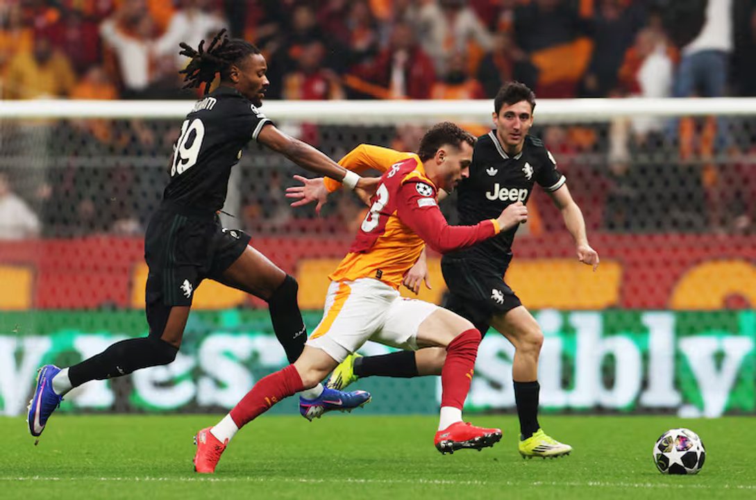 Jugadores de Galatasaray celebran un gol ante Juventus en la Champions League
