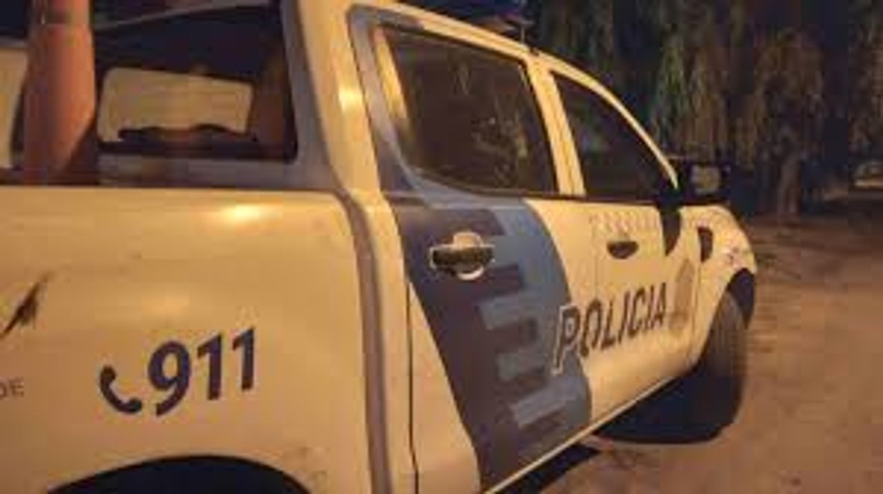 Patrullero policial en operativo nocturno en Mar del Plata