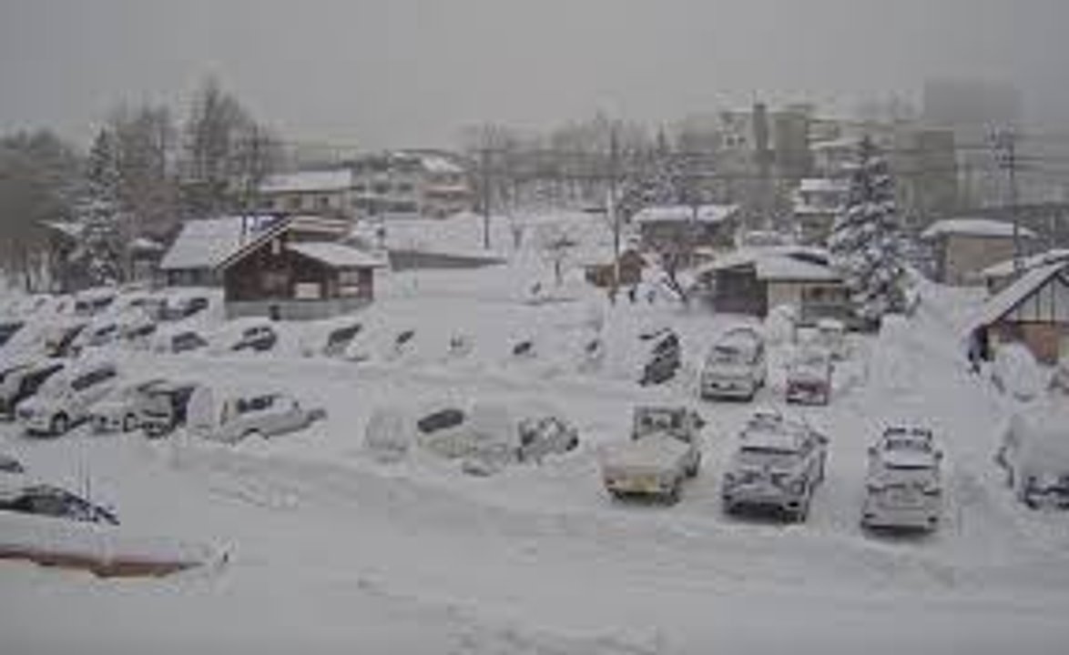 Calles de Japón cubiertas de nieve durante la ola de frío