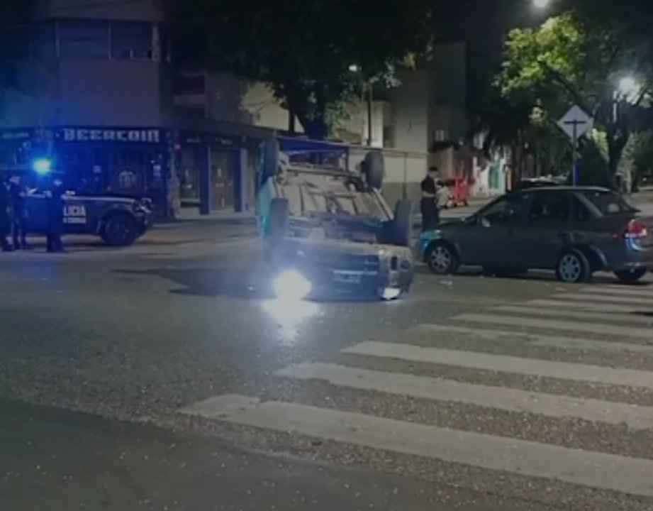 Camioneta volcada tras un choque en Liniers, Ciudad de Buenos Aires