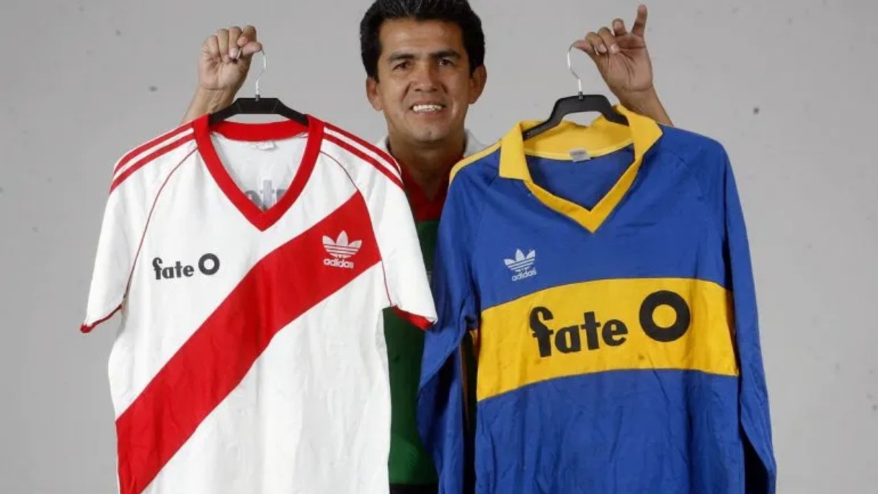Archivo: camiseta de River y Boca con publicidad de FATE